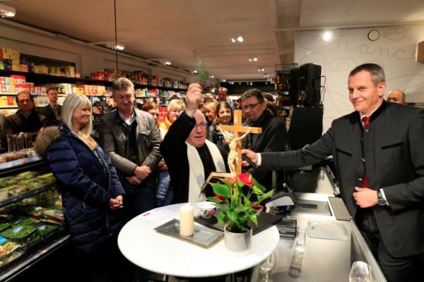 Der Mötzer Pfarrer Johannes Messner bei der Segnung.