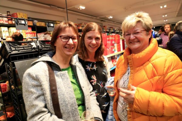 Großes Interesse der Mötzerinnen und Mötzer anlässlich der Eröffnung.