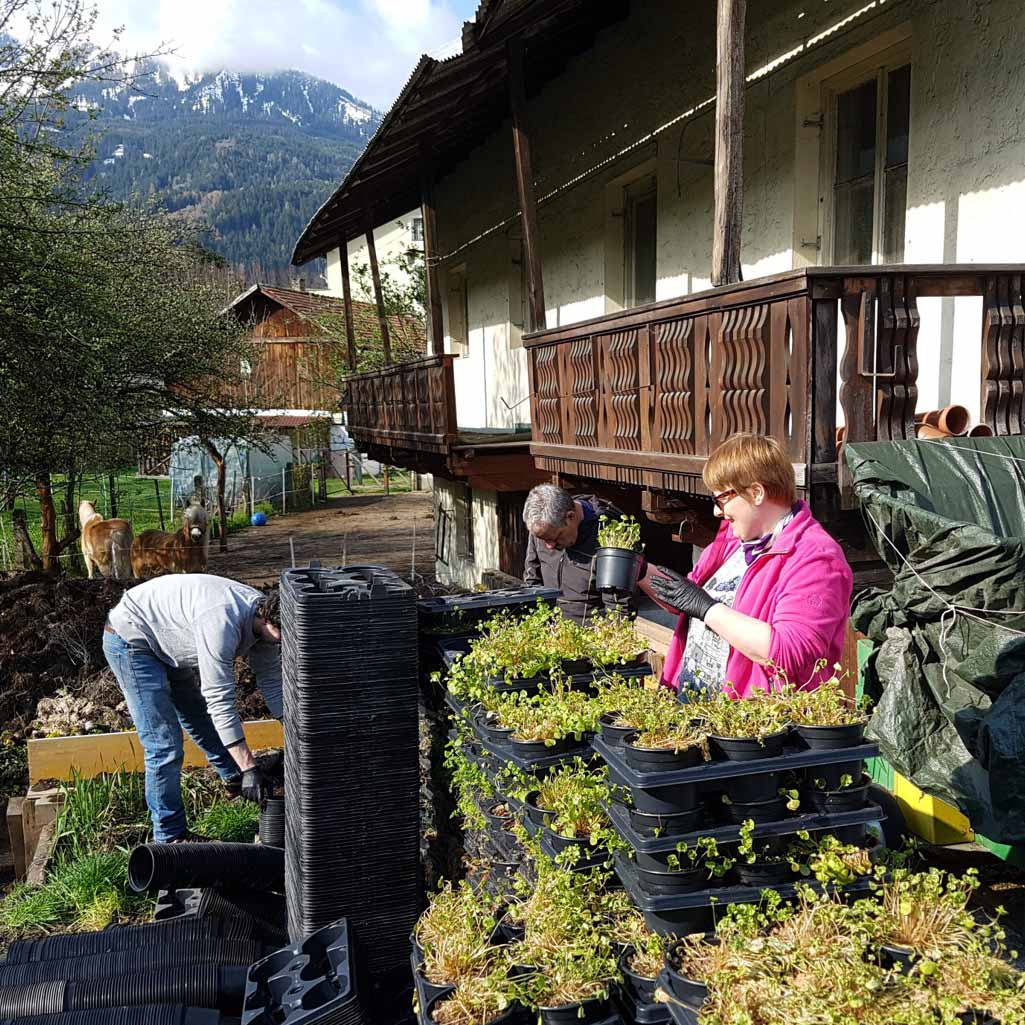 Frau hat ein Megafon in der Hand und spricht