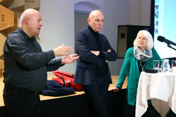 Ruud van der Kind, Jan Alblas, Ellen Mayr-Vons diskutieren mit den Publikum