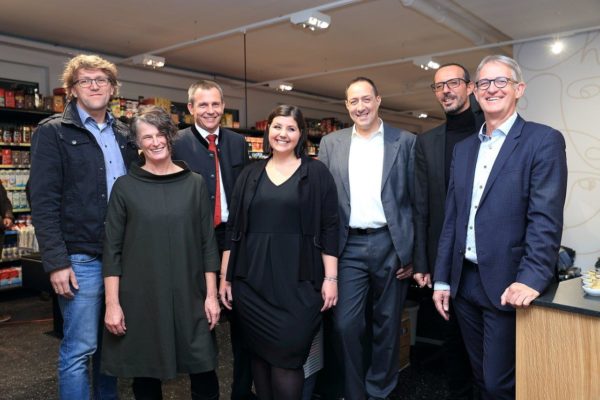 Gernot Wörle (Regionalleitung Lebenshilfe Imst/Innsbruck Land-West, Gudrun Pechtl (Abteilungsleitung Energie und Umwelt, MPREIS), Bgmst. Michael Kluibenschädel, Anna-Maria Mölk (Projektkoordination MPREIS), Erwin Schröder (Leitung Arbeit Telfs, Lebenshilfe), Peter Paul Mölk (GF MPREIS), Georg Willeit (GF Lebenshilfe Tirol)