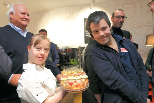Sandrine Ruetz und ihre Kolleginnen und Kollegen kümmerten sich um die zahlreichen Gäste bei der gestrigen offiziellen Eröffnung. Dominik Frischmann ist einer der Mitarbeiter des lebensM Teams in Mötz