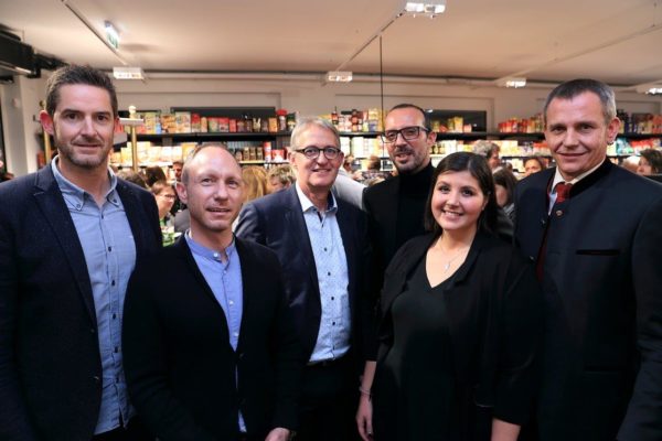 Nikolaus Kraak (Prokurist GemNova), LA Georg Kaltschmied, Georg Willeit (GF Lebenshilfe Tirol), Peter Paul Mölk (GF MPREIS), Anna-Maria Mölk (Projektkoordination MPREIS), Bgmst. Michael Kluibenschädel