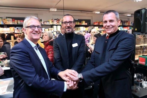 Handshake und Freude der Partner über den gelungenen Start. vlnr. Georg Willeit (GF Lebenshilfe Tirol), Peter Paul Mölk (Geschäftsführung MPREIS) und Bgmst. Michael Kluibenschädel.