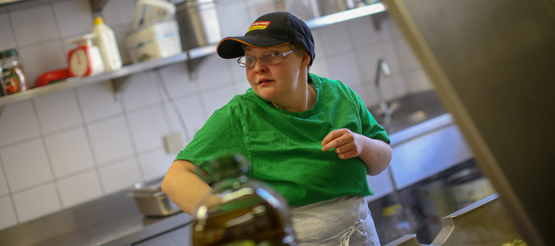 Frau steht in einer Restaurant-Küche