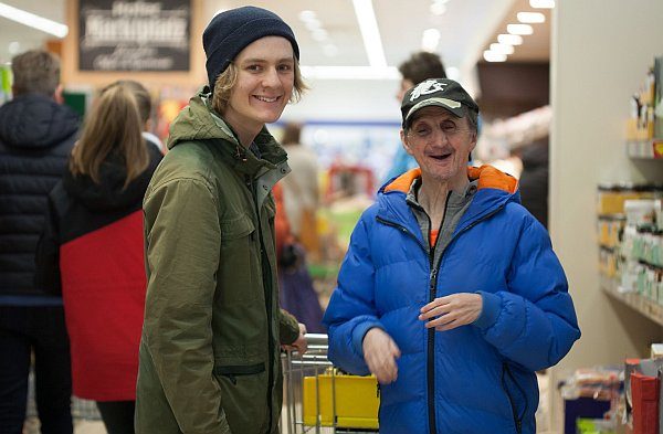 Zwei Männer stehen im Supermarkt