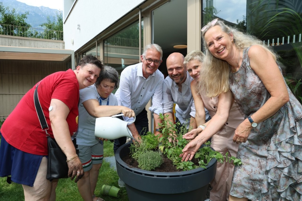 Arbeiten im Sozialraum ist die Philosophie am neunen Standort der Lebenshilfe in der Pembaurstraße 12: vlnr: Barbara L., Irene S., Georg Willeit (GF Lebenshilfe Tirol gem. GmbH), Christoph Lechner (Standortleitung TBD), Angelika Obermair (Regionalleitung LHT Innsbruck) und Christine Brugger (Präsidentin Verein Lebenshilfe Tirol)