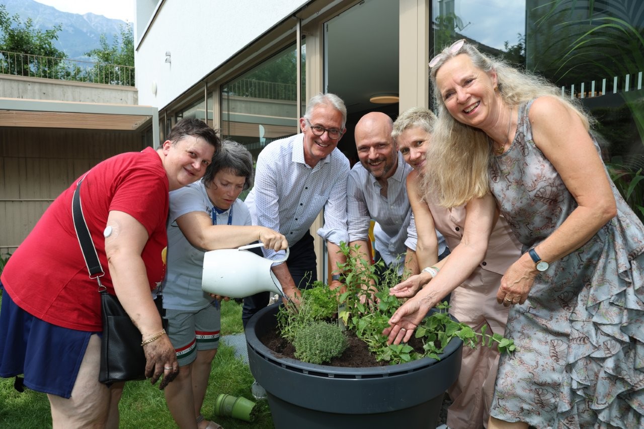 Arbeiten im Sozialraum ist die Philosophie am neunen Standort der Lebenshilfe in der Pembaurstraße 12: vlnr: Barbara L., Irene S., Georg Willeit (GF Lebenshilfe Tirol gem. GmbH), Christoph Lechner (Standortleitung TBD), Angelika Obermair (Regionalleitung LHT Innsbruck) und Christine Brugger (Präsidentin Verein Lebenshilfe Tirol)